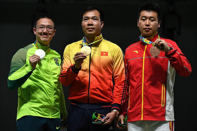 
Hoàng Xuân Vinh, VĐV giành HCB của nước chủ nhà Brazil, Felipe Almeida Wu (trái) và VĐV của Trung Quốc Pang Wei (phảii) giành HCĐ trên bục nhận giải. 
