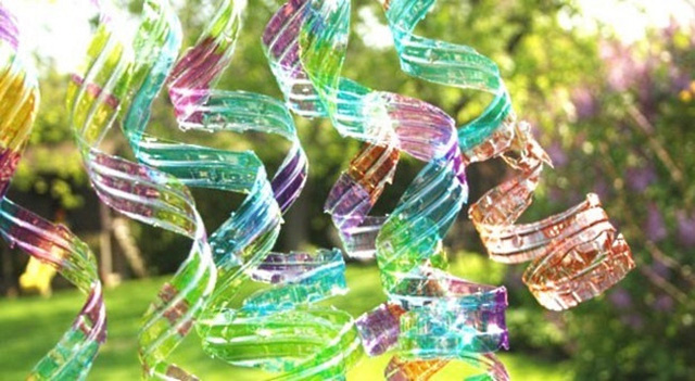 
Với một vài thao tác đơn giản, bạn có thể dễ dàng tạo ra những xoắn ốc gió nhiều màu sắc từ các chai nhựa để trang trí sân vườn.
