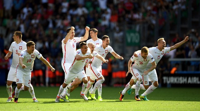 
Niềm vui chiến thắng của các cầu thủ Ba Lan sau loạt penalty cân não. Ảnh: UEFA 

