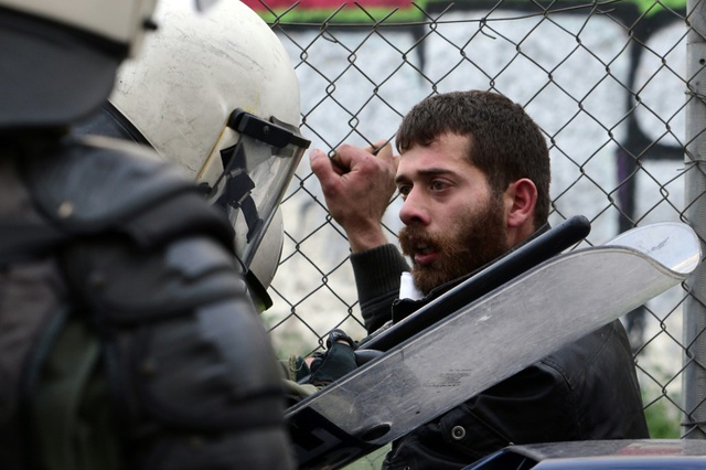 
Một người biểu tình quá khích bị bắt giữ. (Ảnh: citizen.co.za)
