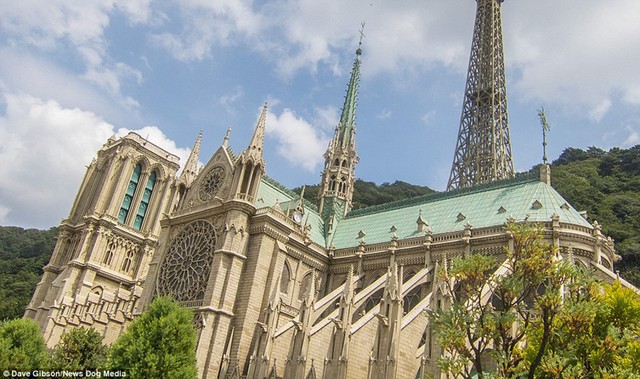 
Bản sao hoàn hảo của Nhà thờ Notre-Dame và tháp Eiffel ở Paris, Pháp.

