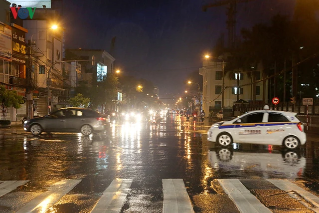 
Tại trung tâm TP Hải Phòng chỉ có mưa nhỏ từng cơn, tới 20h giao thông vẫn diễn ra bình thường./.
