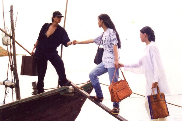 
Năm 1998, Mai Thu Huyền cũng có cơ hội sánh đôi cùng lãng tử một thời của màn ảnh Việt - nam diễn viên Võ Hoài Nam - trong phim Tiếng sáo ly hương.
