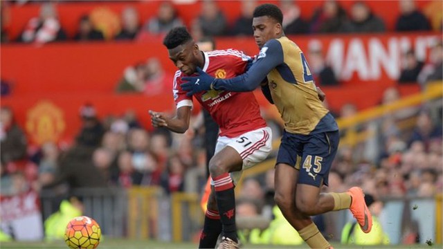
Fosu-Mensah (áo đỏ) tranh chấp bóng với Alex Iwobi
