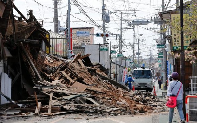 
Theo báo cáo từ chính quyền địa phương, gần 200.000 khu nhà đã biến thành đống đổ nát sau 2 trận động đất (Ảnh: EPA)
