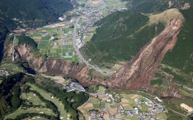 
Núi lửa trên đảo Kyushu đã hoạt động, dù không mạnh nhưng chưa được xác nhận liệu có phải do ảnh hưởng từ trận động đất hay không (Ảnh: AP)
