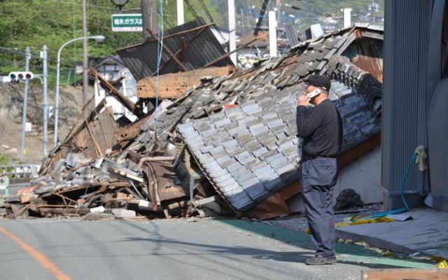 
Nhà bị đổ sập ở thị trấn Mashiki tại tỉnh Kumamoto (Ảnh: AFLO)
