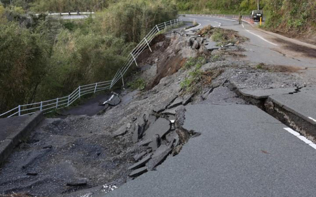 
Đường đi bị sạt lở nghiêm trọng do ảnh hưởng của động đất (Ảnh: Getty)
