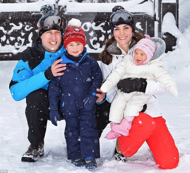 
Gia đình hoàng gia 4 người hạnh phúc trong loạt ảnh mới do điện Kensington công bố. Ảnh: PA
