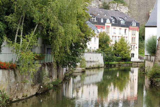 
Phố cổ ở Luxembourg: Những phố cổ ở Luxembourg mang vẻ đẹp thu hút và cổ kính. Nơi đây từng được UNESCO công nhận là Di sản thế giới vào năm 1994. Bất cứ khi nào bạn muốn trốn khỏi không gian ồn ào, bận rộn nơi đô thị thì những thị trấn cổ này luôn chào đón bạn.
