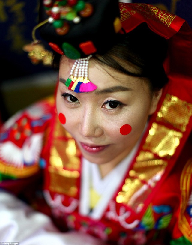 Các cô dâu Hàn Quốc đều mặc một bộ trang phục truyền thống được gọi là Hanbok