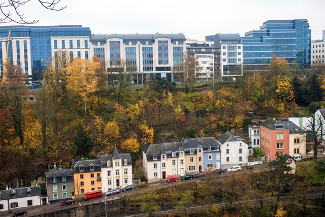 
Vẻ đẹp cổ kính và hiện đại ở thành phố Luxembourg: Thành phố Luxembourg phát triển mạnh những năm gần đây khi đứng đầu về ngành ngân hàng và là trung tâm hành chính ở châu Âu. Thế nhưng, bên cạnh những tòa nhà cao tầng lại là một góc rất giản dị và cổ kính của thành phố.
