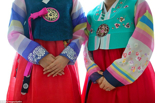 Bộ đồ bao gồm một chiếc áo dài tay và váy rộng được làm từ vải mềm hoặc lụa.