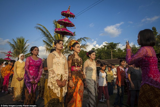 Cô dâu trong trang phục cưới truyền thống của Indonesia