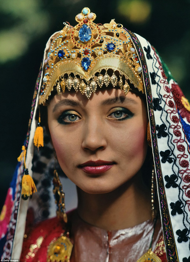 Trong đám cưới truyền thống ở Uzbekistan, cô dâu mặc một bộ trang phục đầy màu sắc thêu phức tạp.
