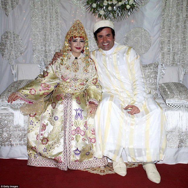 
Trang phục cưới của cô dâu ở Maroc rất cầu kỳ với nhiều họa tiết.
