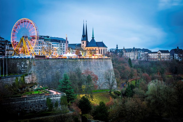 
Hội chợ Giáng sinh: Hội chợ Giáng sinh Luxembourg là một nơi mà bất cứ ai đều nên tới nếu ghé thăm nơi đây vào tháng 12. Vòng quay Ferris đặc trưng trong sự kiện này chính là một nơi lí tưởng để chiêm ngưỡng vẻ đẹp toàn thành phố.
