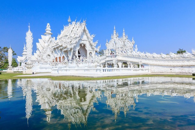 
Wat Rong Khun, hay còn được biết với cái tên Đền Trắng, nằm ở phía Bắc của Thái Lan mang một vẻ đẹp yên bình, mê hoặc.
