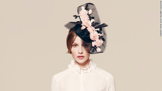William Chambers là nhà thiết kế tạo ra chiếc mũ này. Chiếc mũ được lấy cảm hứng từ những bông hoa thủy tinh.