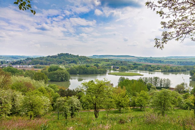 
Echternach Lake: Echternach là một thị trấn nghỉ dưỡng tuyệt vời ở Luxembourg với một hồ nước rộng 35 ha và bao quanh bởi 375 ha rừng. Đến đây, du khách có thể tham gia các hoạt động ngoài trời như đi bộ, đạp xe, trượt patin, bơi lội…
