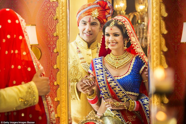 
Cô dâu Ấn Độ chọn bộ Lehenga Choli truyền thống, thường là màu đỏ, cùng với 16 phụ kiện và đồ trang sức theo phong tục Solah Shringar.
