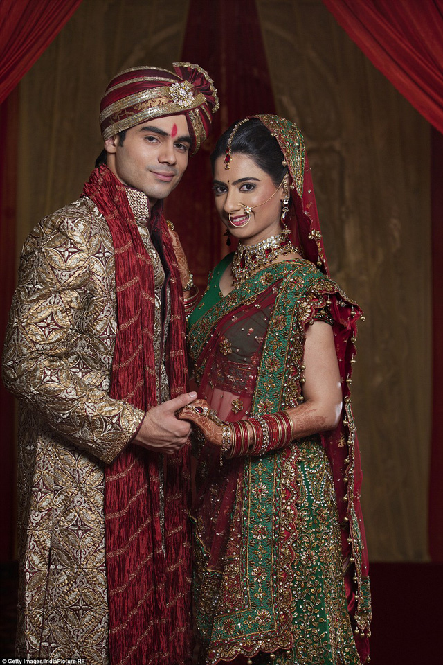
Váy cưới có màu đỏ luôn là sự lựa chọn hàng đầu cho các cô dâu trong văn hóa Ấn Độ. Ở vùng phía Bắc, phụ nữ đã lập gia đình có truyền thống in một dấu chấm đỏ vào giữa trán của họ.
