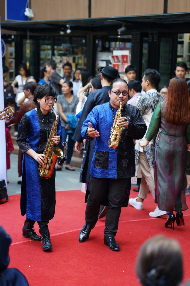 Nghệ sĩ saxophone Trần Mạnh Tuấn và con gái An Trần trình diễn cho phần mở màn giới thiệu áo dài.