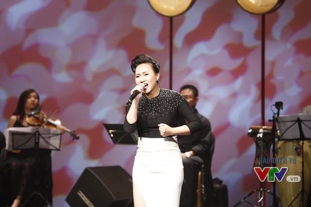 
Ca sĩ Khánh Linh thể hiện ca khúc Hà Nội 12 mùa hoa.
