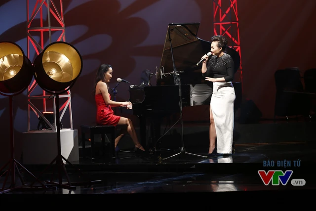 
Nhạc sĩ Giáng Son thể hiện ca khúc Giấc mơ trưa cùng ca sĩ Khánh Linh.
