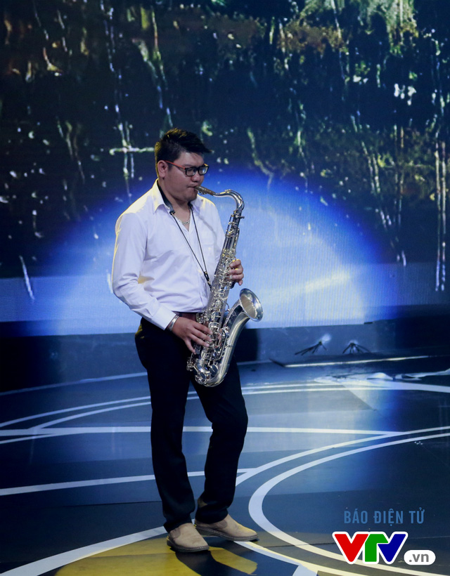 
Ca khúc được thể hiện theo phong cách nhạc Blues - Jazz nên có sự hỗ trợ của nghệ sĩ saxophone trên sân khấu.

