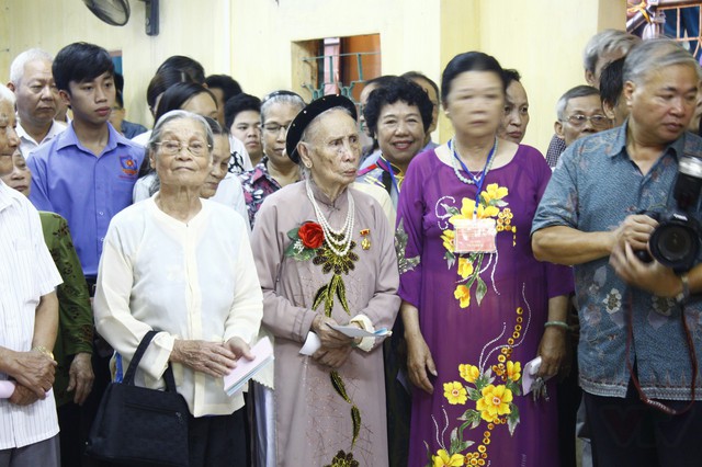 
Cụ Vân cùng với rất nhiều cụ ông, cụ bà khác ở phường Ô Chợ Dừa có mặt tại Tổ bầu cử số 2 để chuẩn bị bỏ phiếu.
