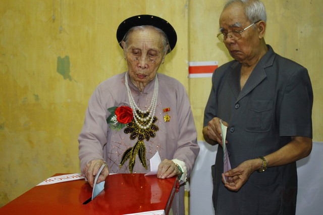 
Cụ Vân có vinh dự được là người bỏ lá phiếu đầu tiên đại diện cho các cử tri của địa phương.
