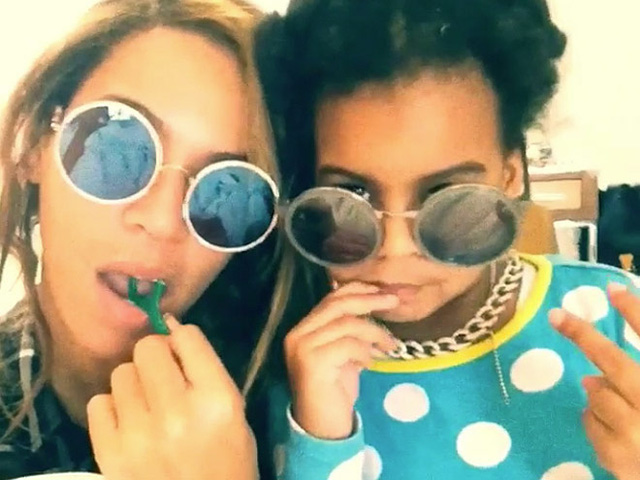 
Nữ ca sĩ Beyonce chụp hình bên bản sao của cô - bé Blue Ivy.
