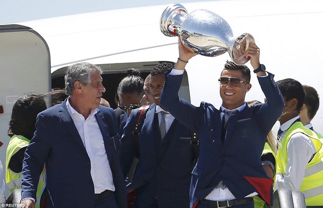 
Thủ quân Ronaldo nâng cao chiếc cup vô địch EURO 2016.
