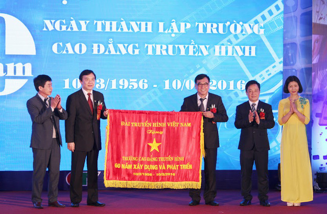 
Ông Phạm Việt Tiến - Phó TGĐ Đài THVN trao chướng chúc mừng trường Cao đẳng Truyền hình.
