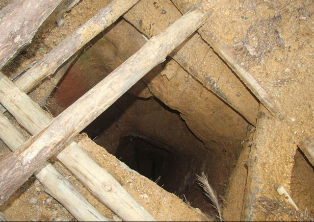 Nhiều hầm, hố vàng tặc đào sâu vào lòng núi để lấy quặng (Ảnh: VOV)
