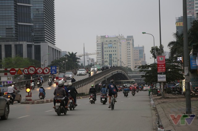 
Thông xe vào tháng 4/2012, cầu vượt nút giao thông Láng Hạ - Thái Hà - Huỳnh Thúc Kháng dài 189m, có tổng vốn đầu tư hơn 67 tỉ đồng
