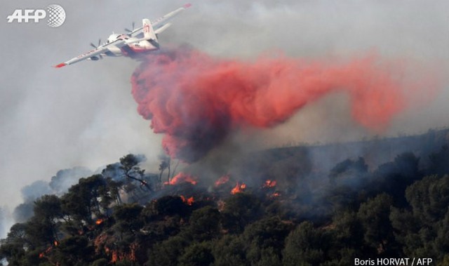 
Trực thăng cứu hỏa được huy động khẩn cấp chữa cháy rừng ở miền Nam nước Pháp. (Ảnh: AFP).
