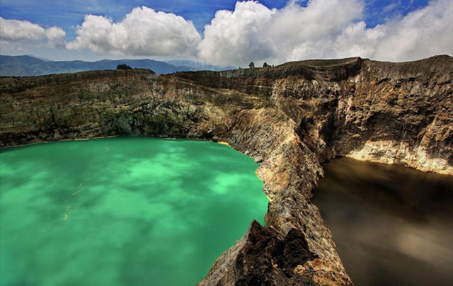 
Hồ nước ngọc lam đổi màu nằm trên ngọn núi Flores cao nhất Indonesia, luôn thay đổi màu sắc từ màu xanh lá cây ô liu chuyển sang màu gạch đỏ và thậm chí màu đen do nồng độ muối khoáng trong hồ.
