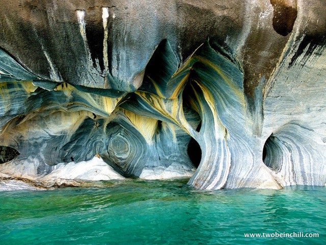 
Hang động đá cẩm thạch ở Chile có hoa văn đẹp huyền hoặc phản chiếu làn nước lấp lánh trên trần tạo ra một hiệu ứng tuyệt đẹp.
