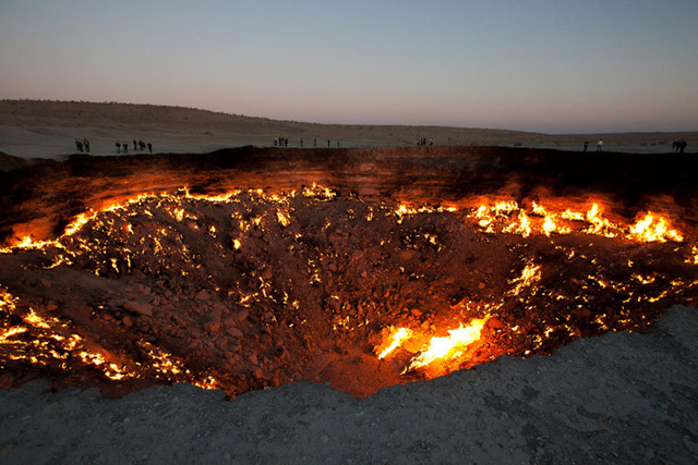 
Hố địa ngục nằm ở mỏ khí tự nhiên ở làng Derweze, Turkmenistan, vùng đất có khoảng 230 núi lửa.
