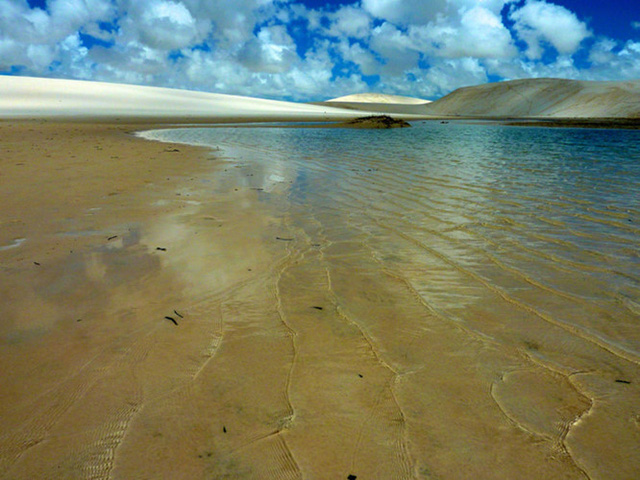 
Cồn cát trắng ở Vườn Quốc gia Lencois Maranhenses, Brazil.
