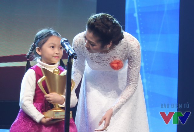 
Á hậu Tú Anh trao giải VĐV trẻ của năm cho Cẩm Hiền
