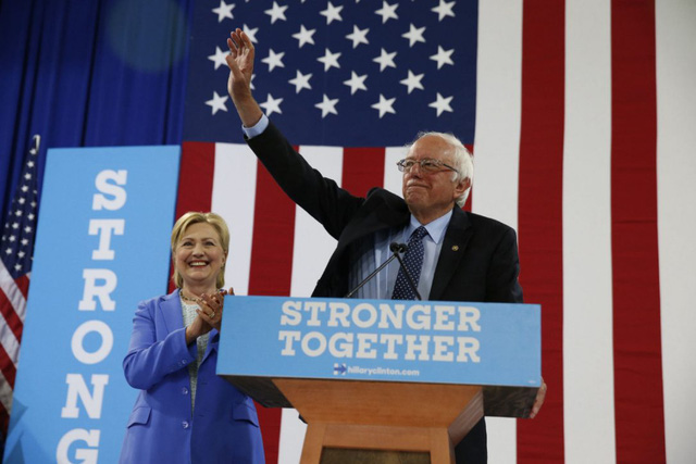 Ông Bernie Sanders đã chính thức rút lui khỏi cuộc đua vào Nhà Trăng và quay sang ủng hộ bà Hilary Clinton (Ảnh: AP)