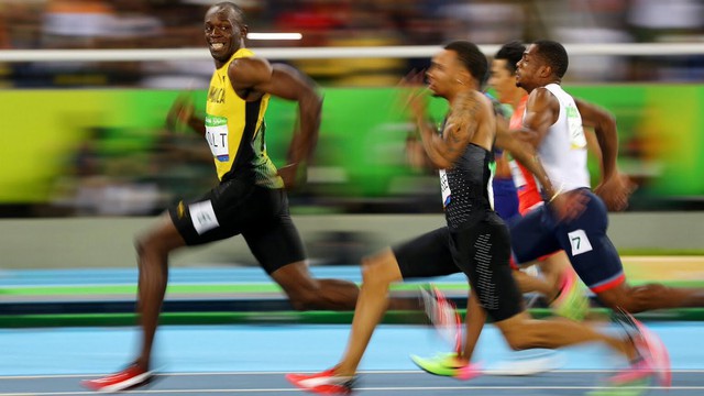 
Tia chớp người Jamaica Usain Bolt thừa đẳng cấp để giành 3 HCV tại Olympic Rio 2016 nhưng việc anh đủ thời gian để ngoái lại và mỉm cười với các đối thủ khiến khán giả phải rùng mình

