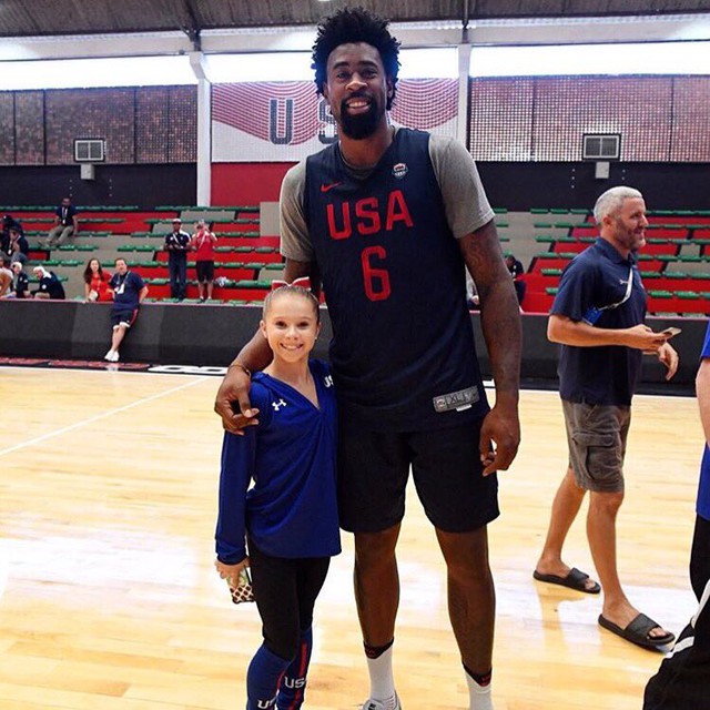 
Đây là bức ảnh giữa ngôi sao bóng rổ DeAndre Jordan với một CĐV nhí ư? Không, cô bé này là VĐV thể dục dụng cụ Ragan Smith có chiều cao 1m37 và cô ấy đã 16 tuổi rồi
