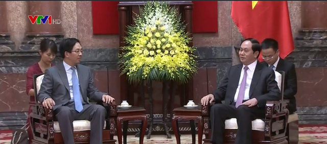 
Chủ tịch nước Trần Đại Quang và Đại sứ Trung Quốc tại Việt Nam Hồng Tiểu Dũng.
