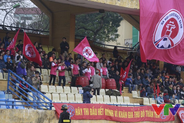 
Dù chiếm một phần nhỏ ở khán đài A nhưng các CĐV của CLB Hà Nội luôn cổ vũ nhiệt tình cho đội bóng áo hồng
