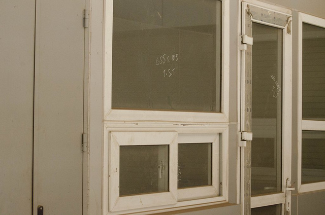 
Cửa kính của buồng điều hành trong nhà chờ không chỉ phủ bụi mà còn bị ghi chữ lên trên dù chưa hề đưa vào sử dụng
