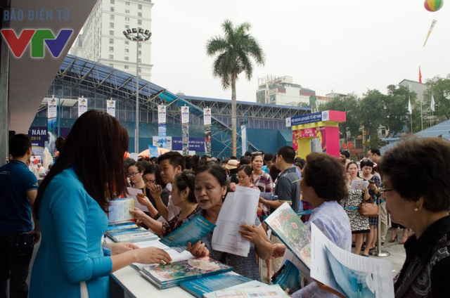 
Dù trong ngày 14/4, hội chợ chưa mở cửa cho người dân vào mua tour, nhưng gian hàng vé máy bay giá rẻ của hãng Việt Nam Airlines đã kín chỗ
